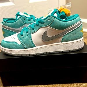 AIR JORDAN 1 Low New Emerald, size 5.5Y or 7 Womens